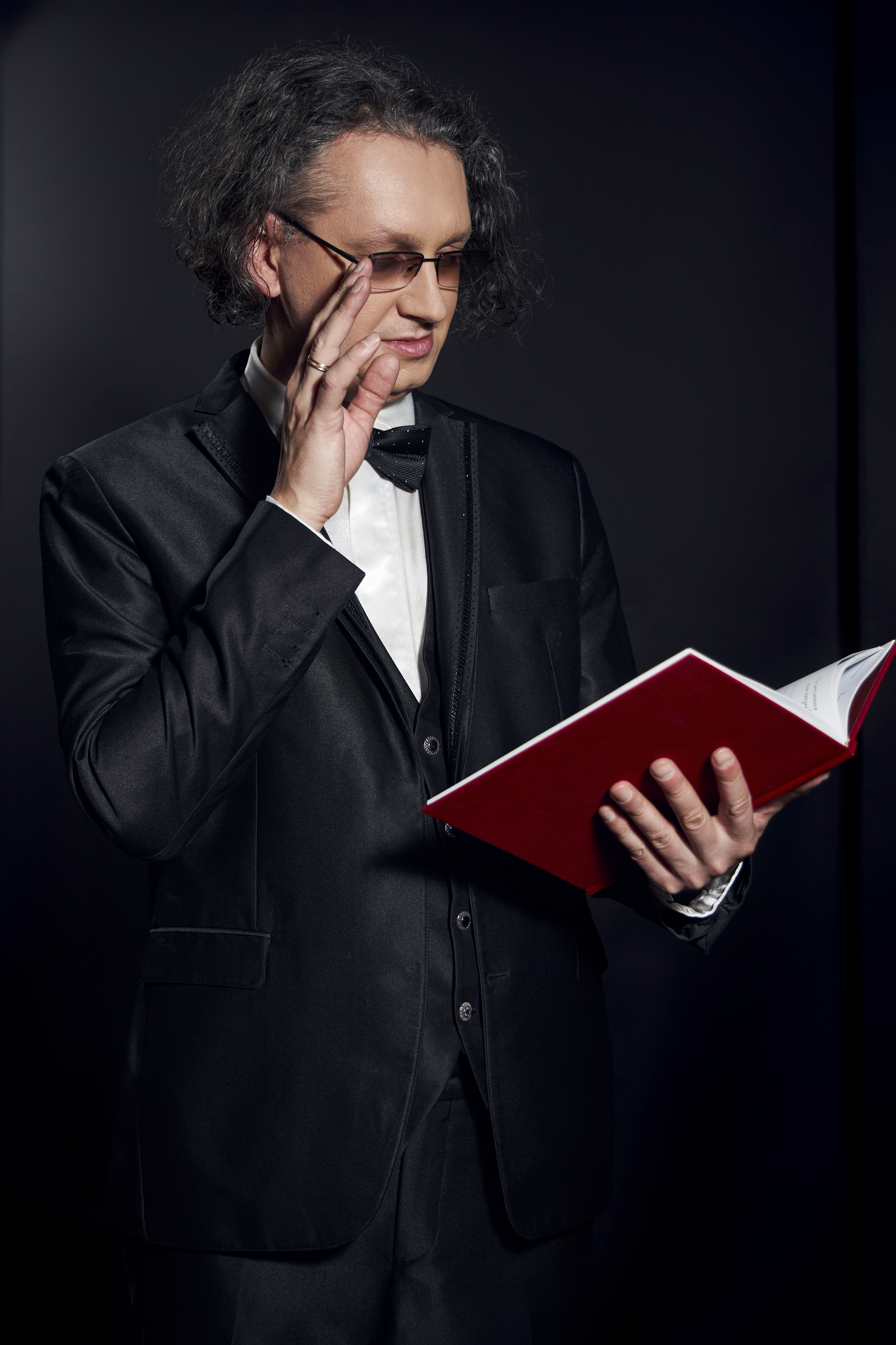 гена с книгой